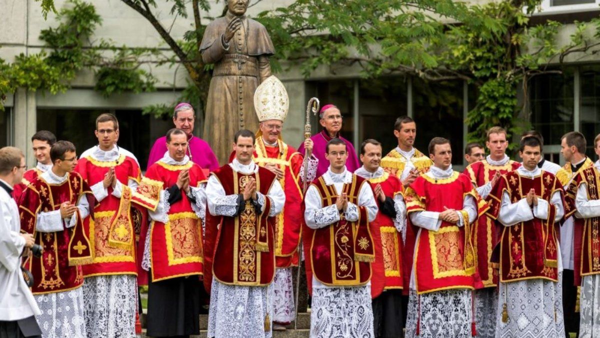 El Vaticano excomulgó a la Fraternidad San Pío X, el grupo ultratradicionalista que desafió las advertencias del papa León XIV